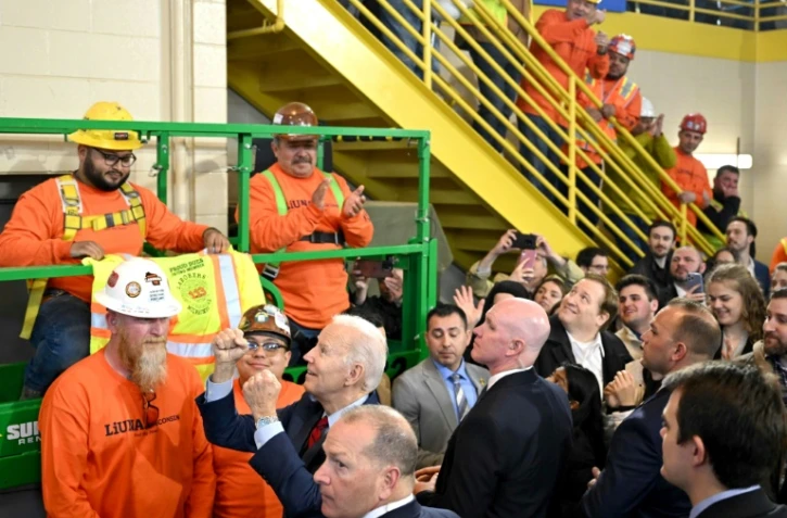 Biden à la rencontre des "cols bleus", pour prolonger l'élan de son discours au Congrès