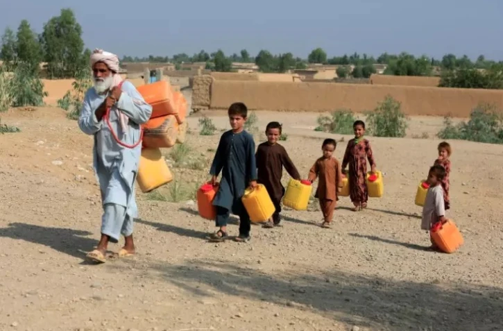 Des enfants transportent des bidons d'eau