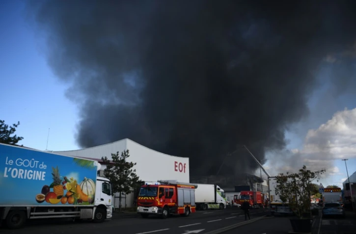 Spectaculaire incendie dans un entrepôt du marché de Rungis