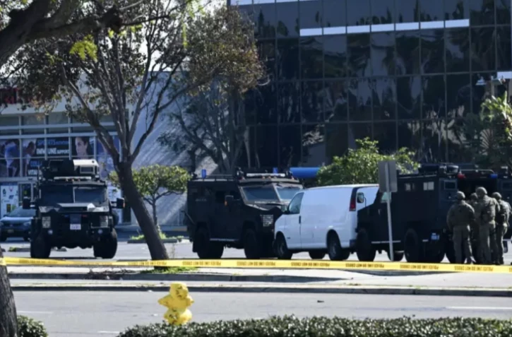 La camionnette blanche dans laquelle se trouverait le suspect de la tuerie de Monterey Park près de Los Angeles, à Torrance (Californie), le 22 janvier 2023 ( AFP / Robyn BECK )