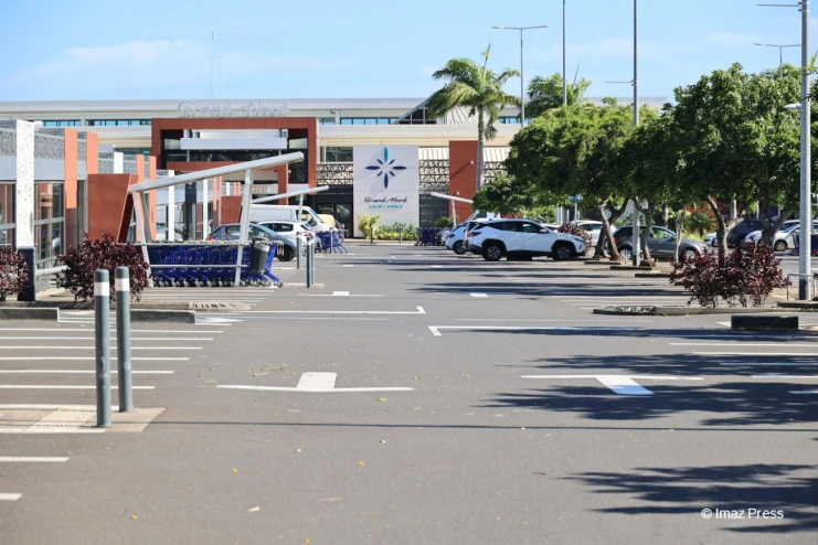 Contre la réforme des retraites : mobilisation devant des centres commerciaux à Saint-Denis