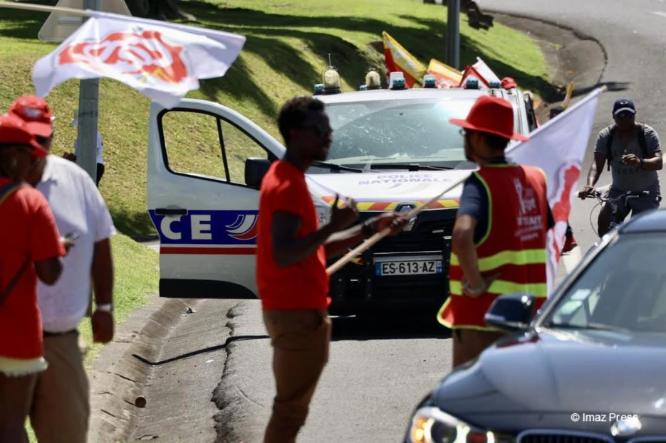 Contre la réforme des retraites : mobilisation devant des centres commerciaux à Saint-Denis